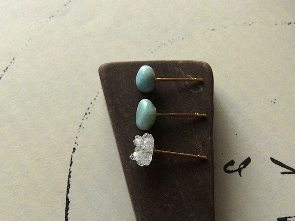 ラリマーと水晶結晶のピアス 4枚目の画像