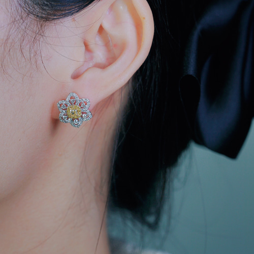 花モチーフ イエローダイヤモンド付きピアスk18 ピアス（スタッド・一  