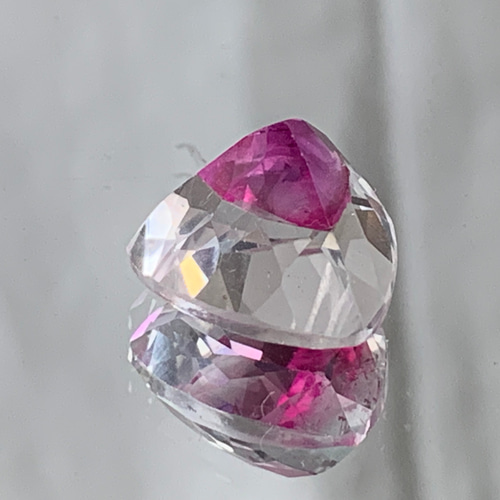 天然ホワイト&ピンクカラー 地球採掘ピタンバリサファイア 9.70