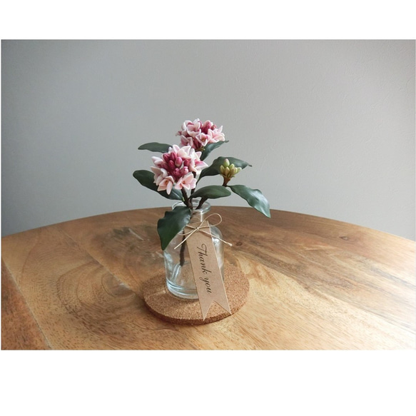 ⚠ 販売準備中…！【 粘土置物 】「大人に香る魅力。ダークグリーンの葉に映える」沈丁花の花枝（あずきピンク）／花瓶付き 2枚目の画像