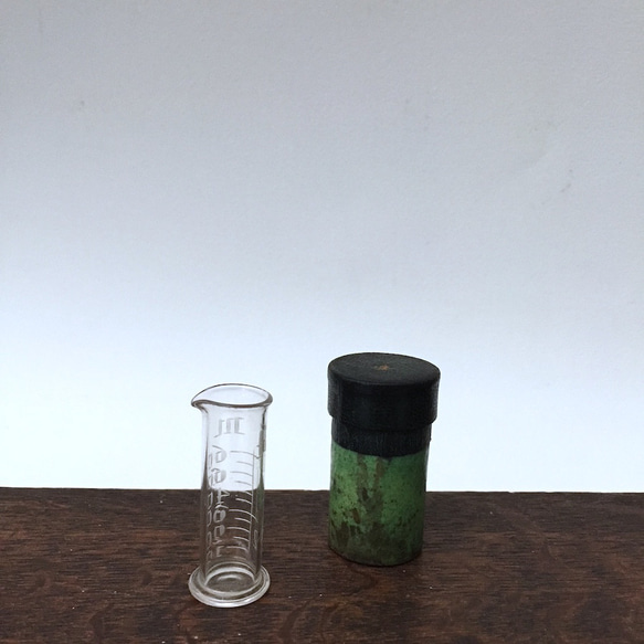 アンティークミニメジャーグラス　　English bottle 　ガラス　イギリス　ギフト　古道具　メディシン 1枚目の画像