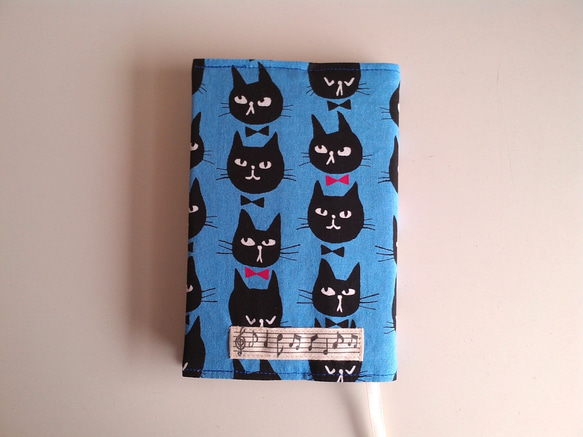 文庫本カバー（黒猫蝶ネクタイ、ブルー、タグ） 1枚目の画像