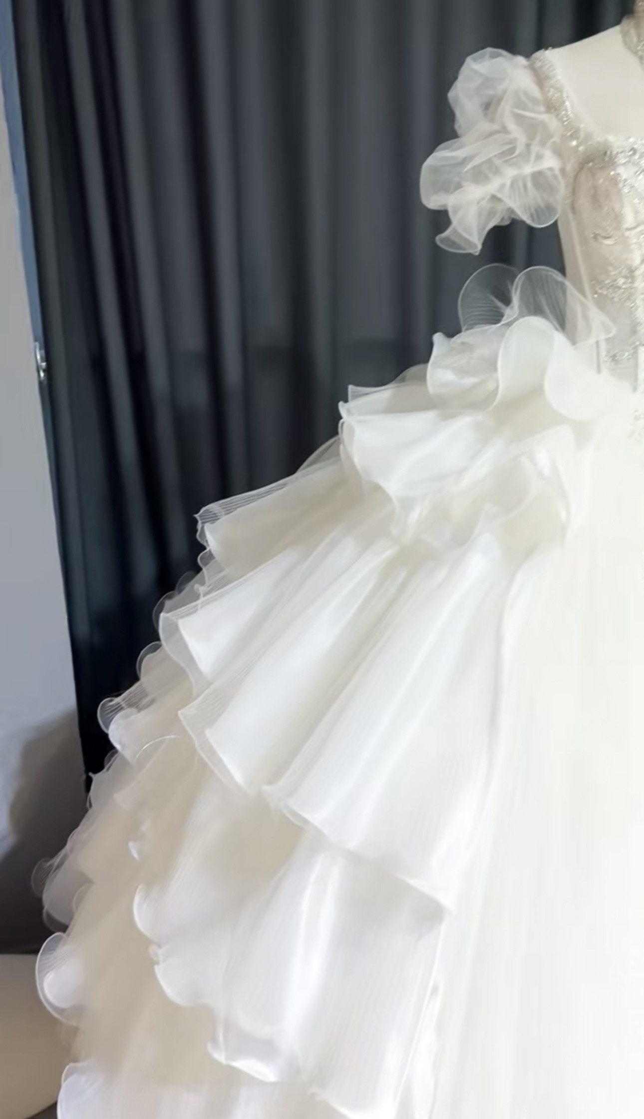 豪華！華やかトレーン　キラキラビジュー美品スクエアネック　ホワイト　ウェディングドレス/お呼ばれ/2次会サイズオーダー可