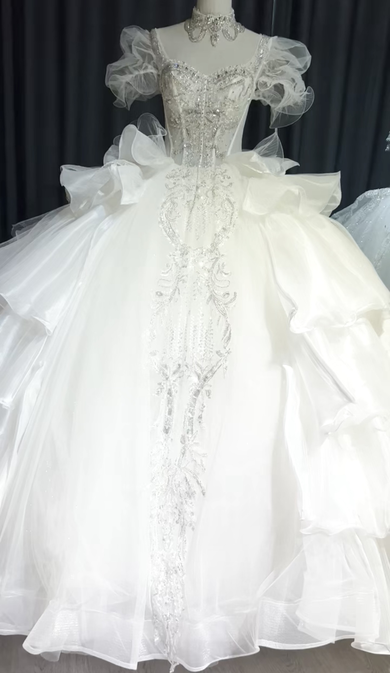 豪華！華やかトレーン　キラキラビジュー美品スクエアネック　ホワイト　ウェディングドレス/お呼ばれ/2次会サイズオーダー可
