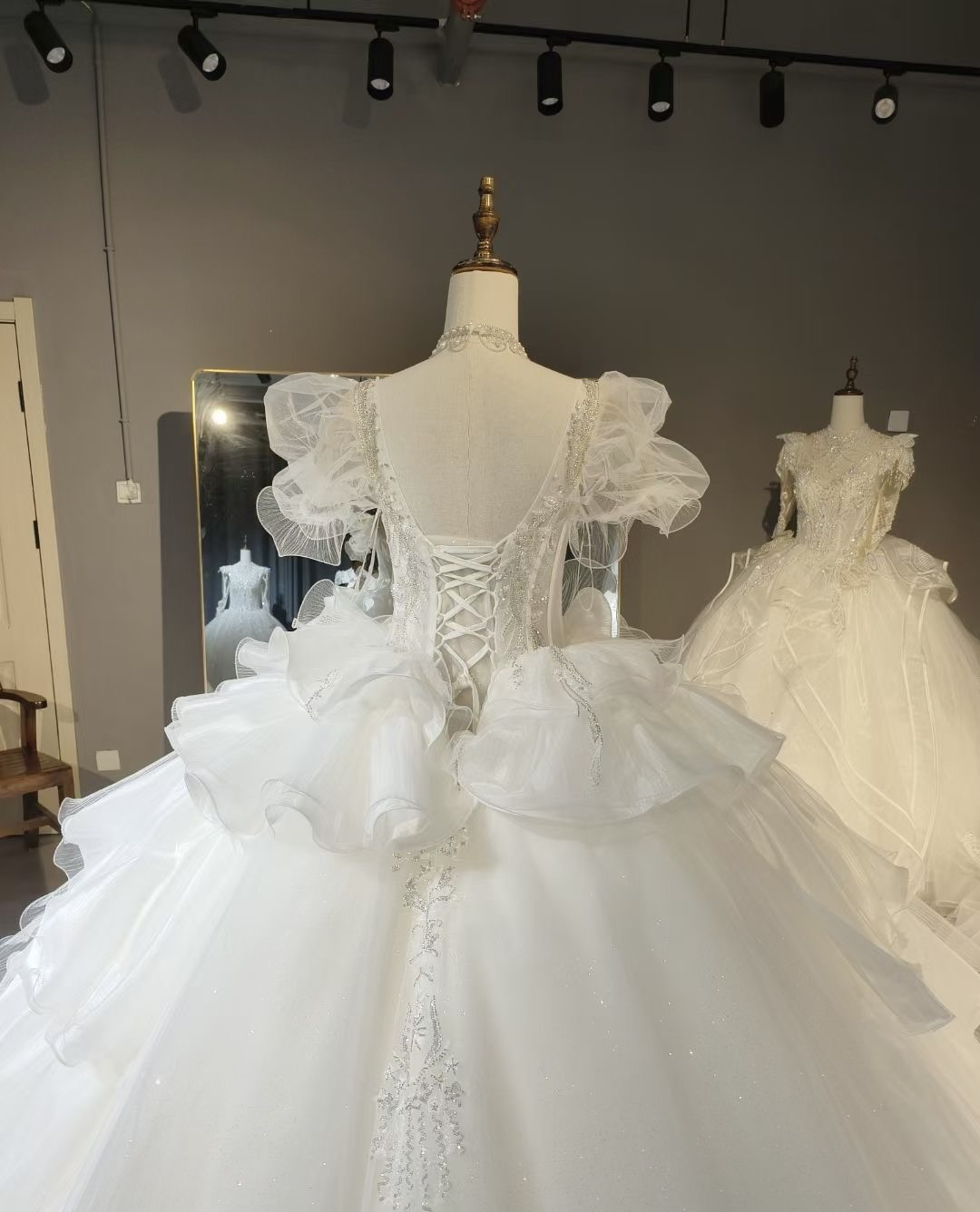 豪華！華やかトレーン　キラキラビジュー美品スクエアネック　ホワイト　ウェディングドレス/お呼ばれ/2次会サイズオーダー可