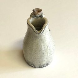 猫ピッチャー（茶白）　陶器　ピッチャー　花器 3枚目の画像
