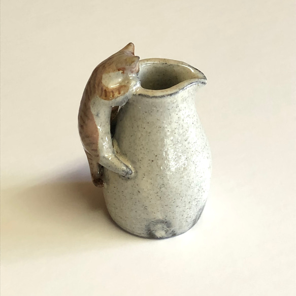 猫ピッチャー（茶白）　陶器　ピッチャー　花器 2枚目の画像