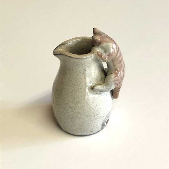 猫ピッチャー（茶白）　陶器　ピッチャー　花器 1枚目の画像