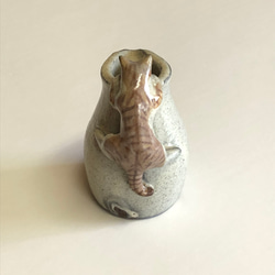 猫ピッチャー（茶白）　陶器　ピッチャー　花器 4枚目の画像