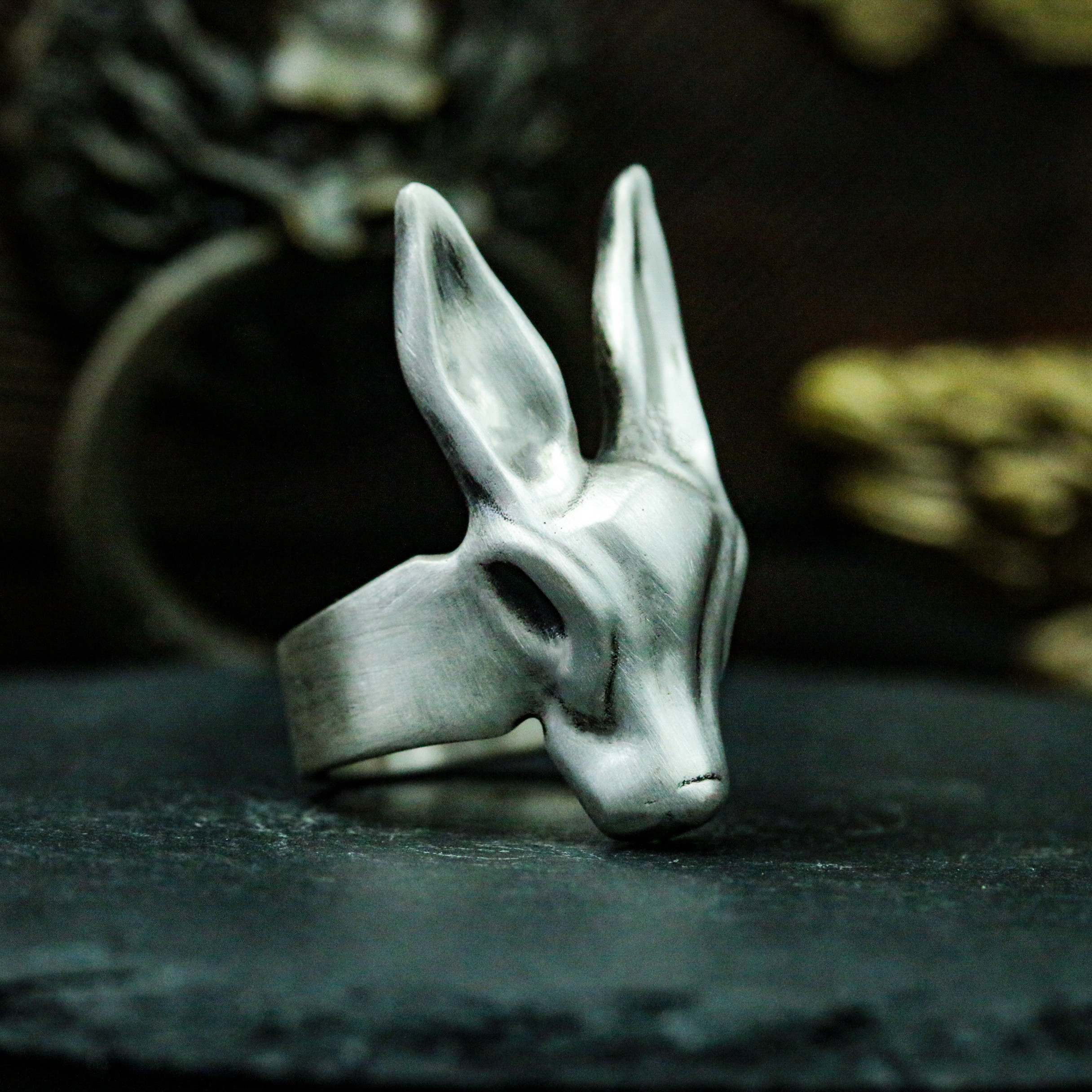 幾何学的なデザインの長耳ウサギのシルバーリング、ニッチでトレンディな動物のデザイン、パーソナライズされた手作りのリングギ