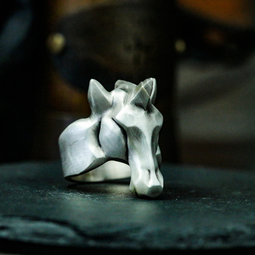 幾何学的なデザインのユニコーンシルバーリング。 指輪・リング IN