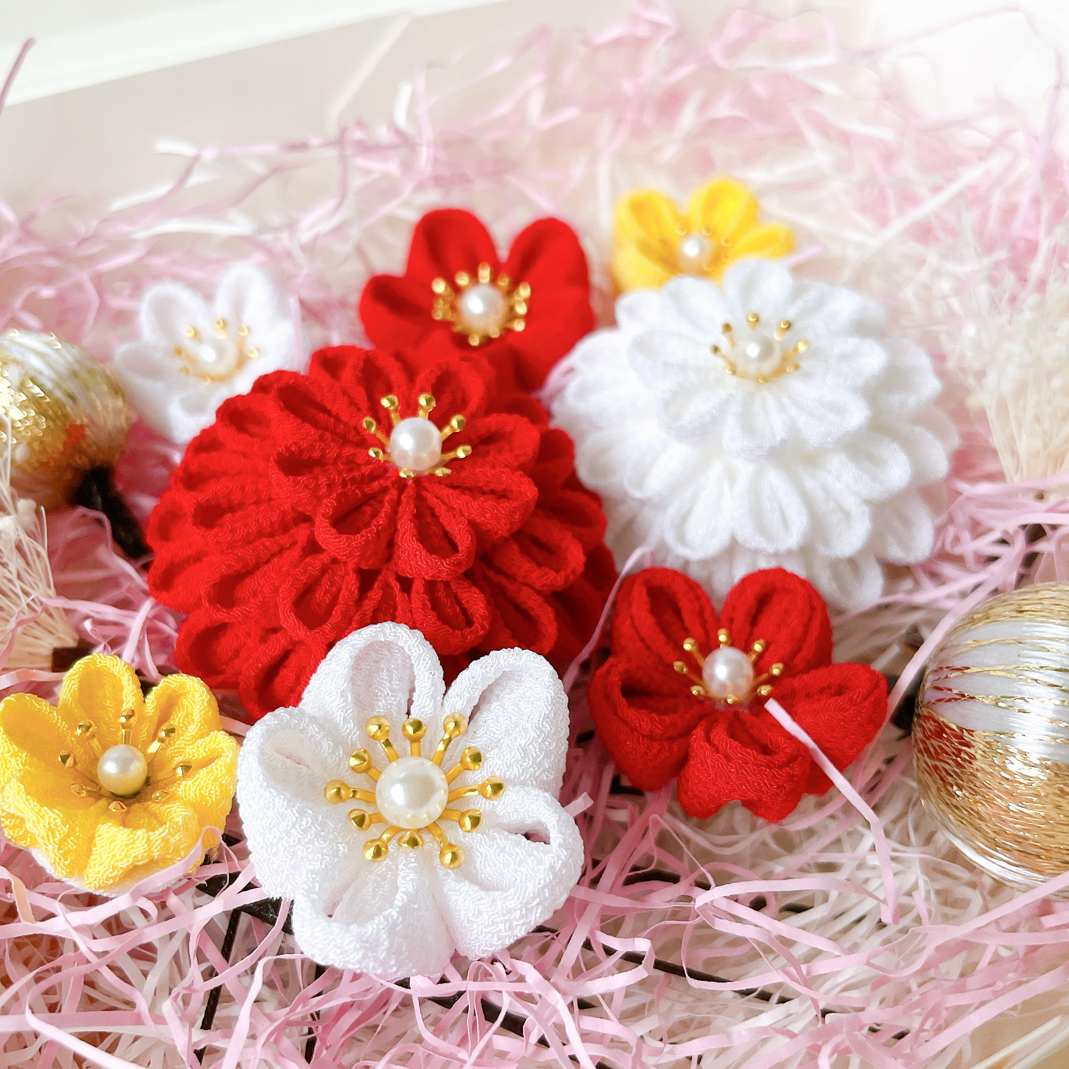 成人式、卒業式に！幸せの縁起カラーの髪飾り　つまみ細工　和装　白　赤　振袖　袴