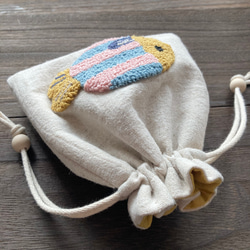 おさかな　巾着袋　ポーチ　メイクポーチ　カラフル　北欧　かわいい　ナチュラル　刺繍　もこもこ　パンチニードル　魚　生き物 12枚目の画像