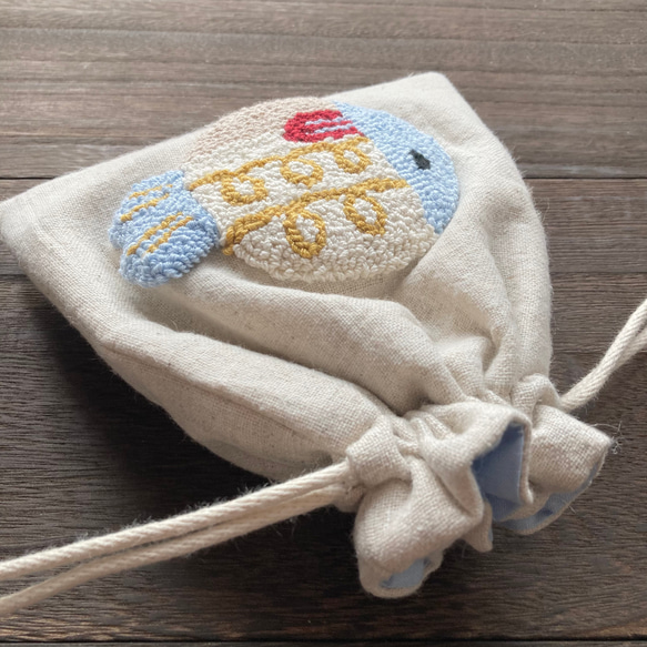 おさかな　巾着袋　ポーチ　メイクポーチ　カラフル　北欧　かわいい　ナチュラル　刺繍　もこもこ　パンチニードル　魚　生き物 4枚目の画像