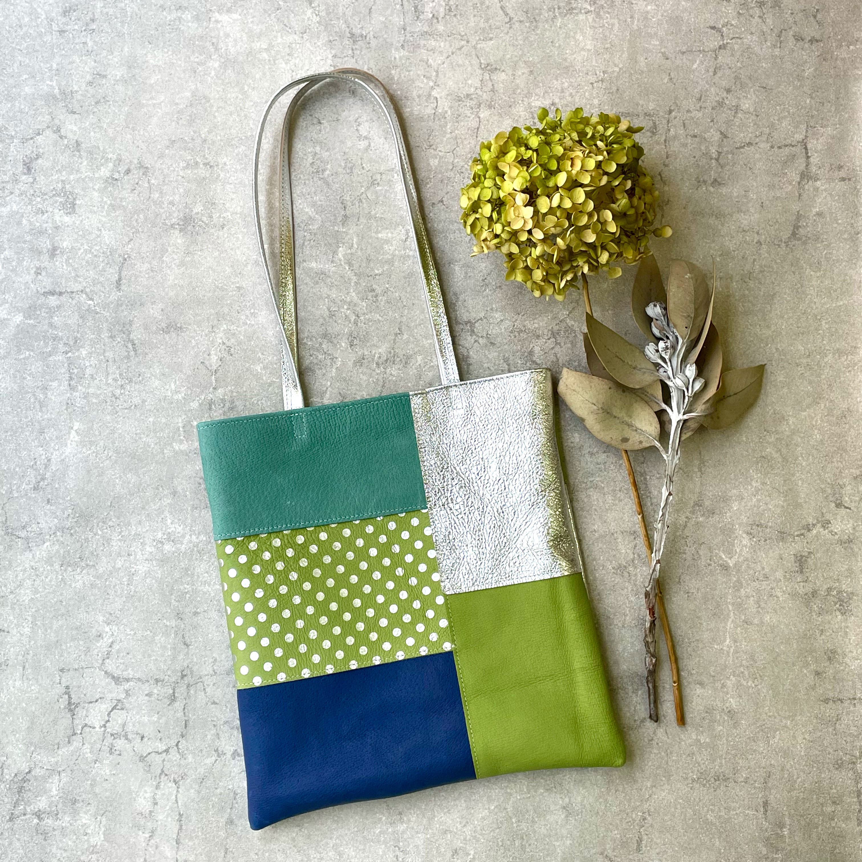 ピッグスキンのフラットバッグ　アジサイグリーン