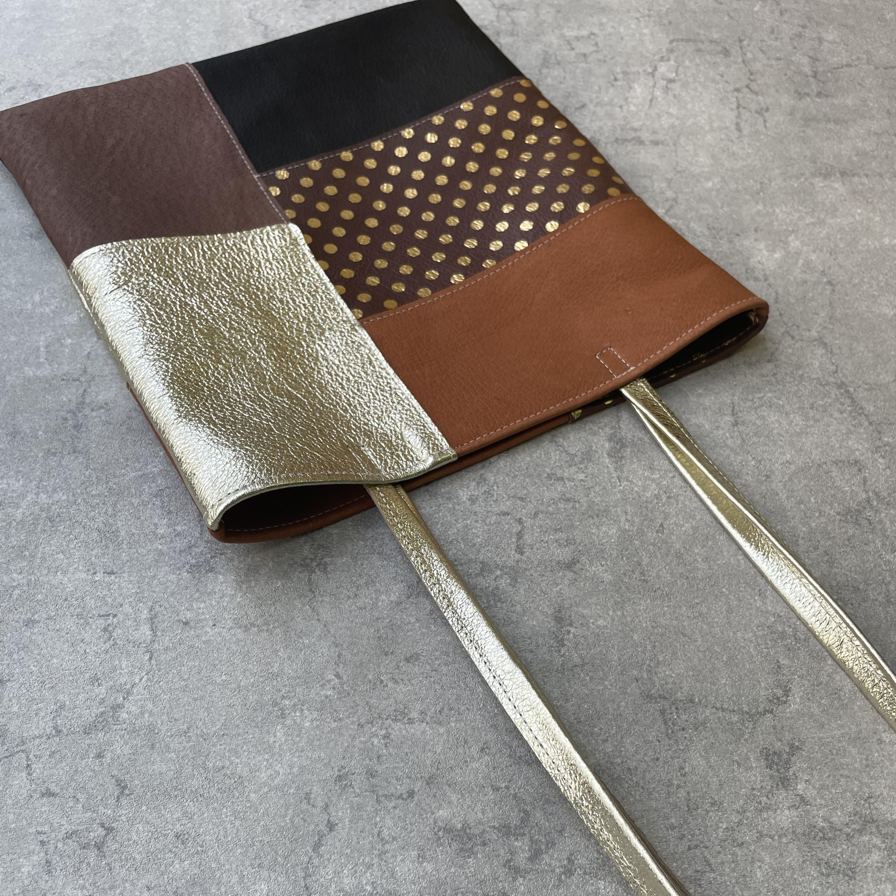 【新作】ピッグスキンのフラットバッグ　みずたまチョコレート