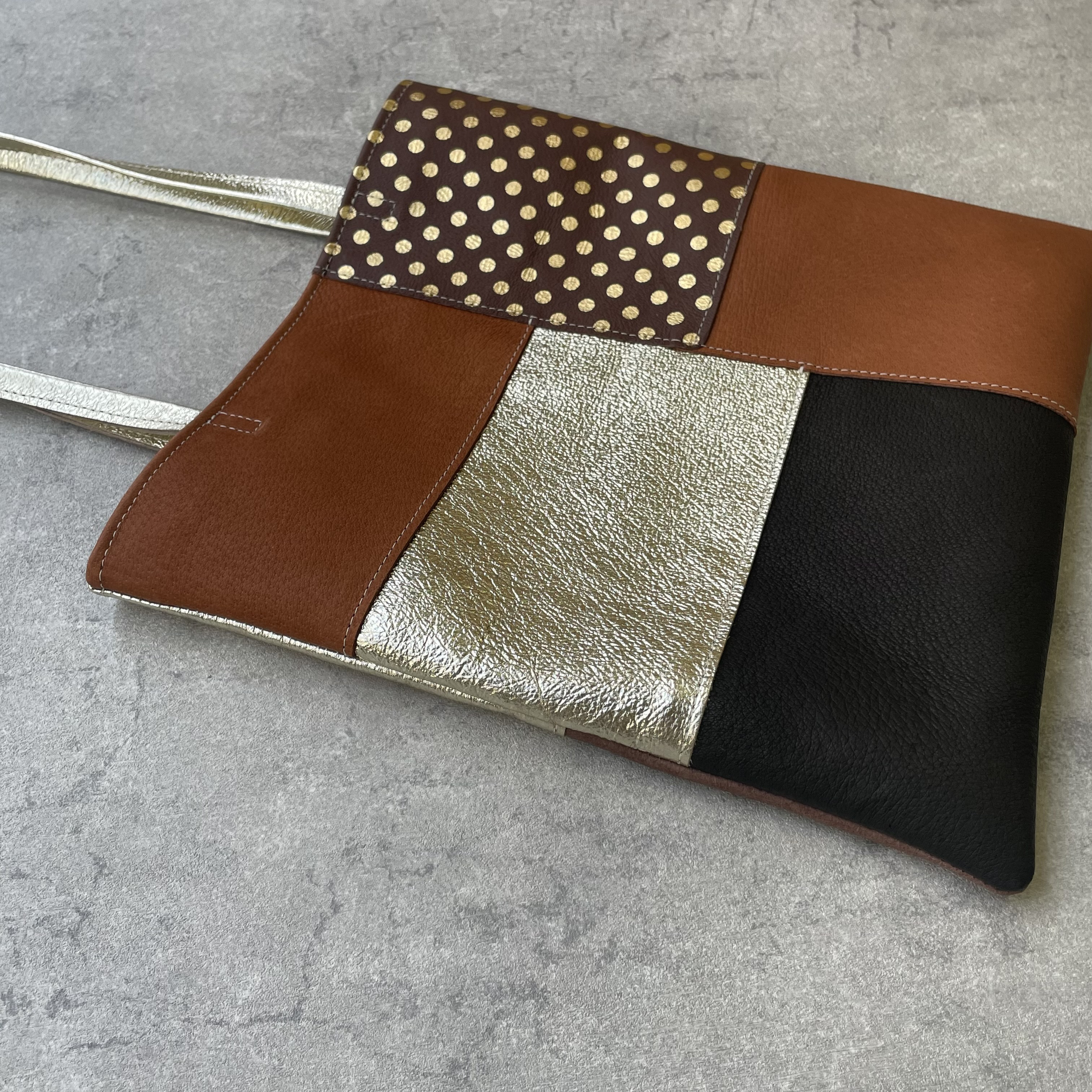 【新作】ピッグスキンのフラットバッグ　みずたまチョコレート