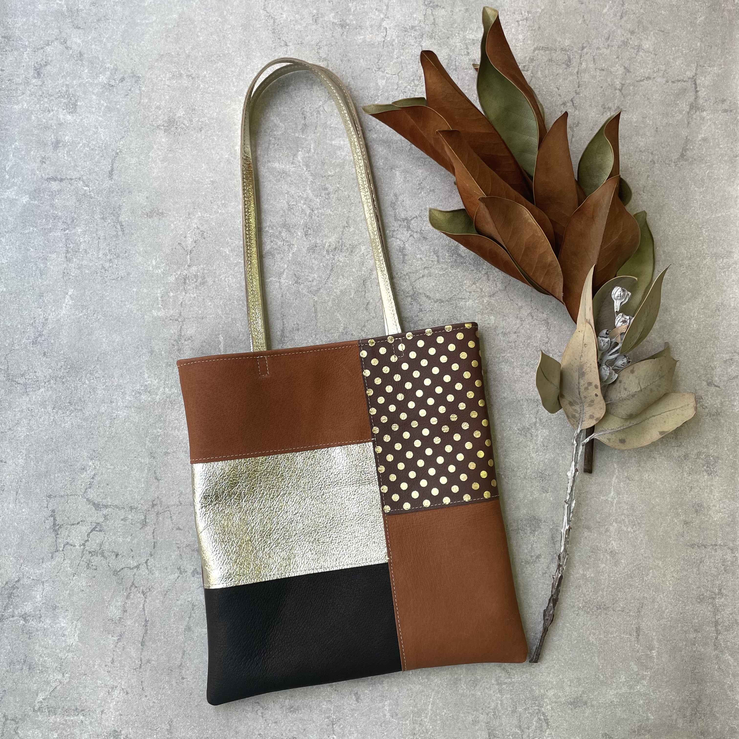 【新作】ピッグスキンのフラットバッグ　みずたまチョコレート