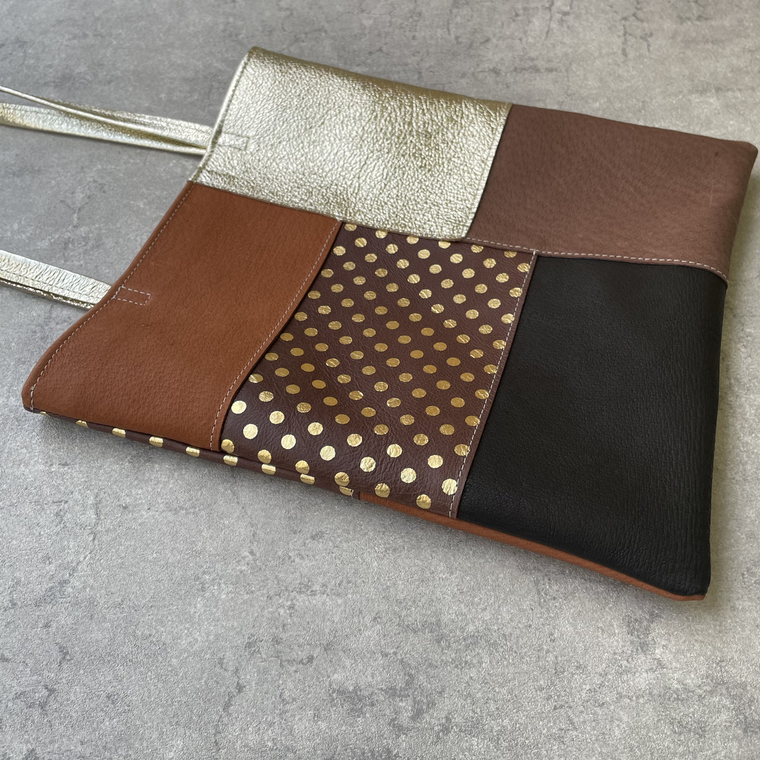 【新作】ピッグスキンのフラットバッグ　みずたまチョコレート