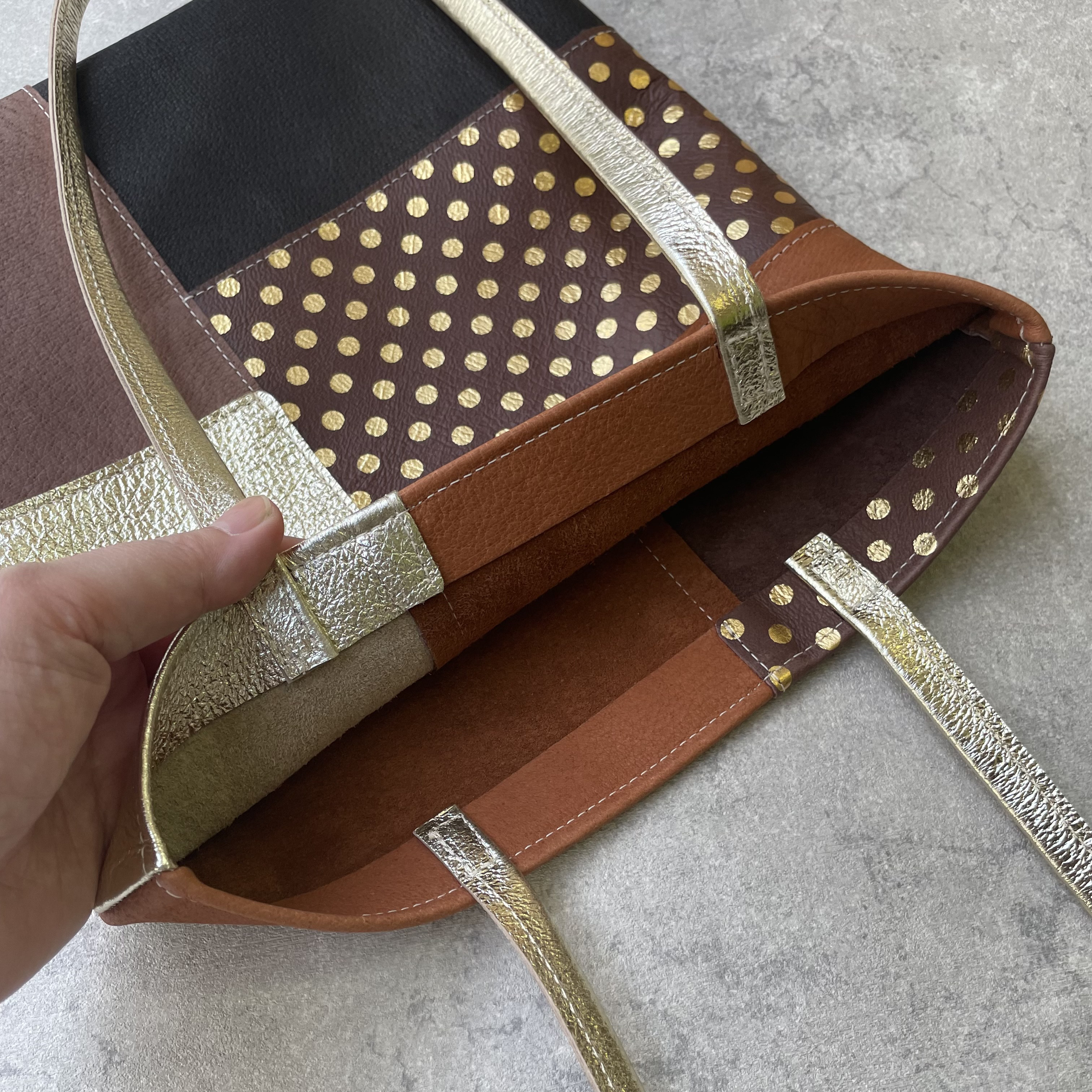 【新作】ピッグスキンのフラットバッグ　みずたまチョコレート