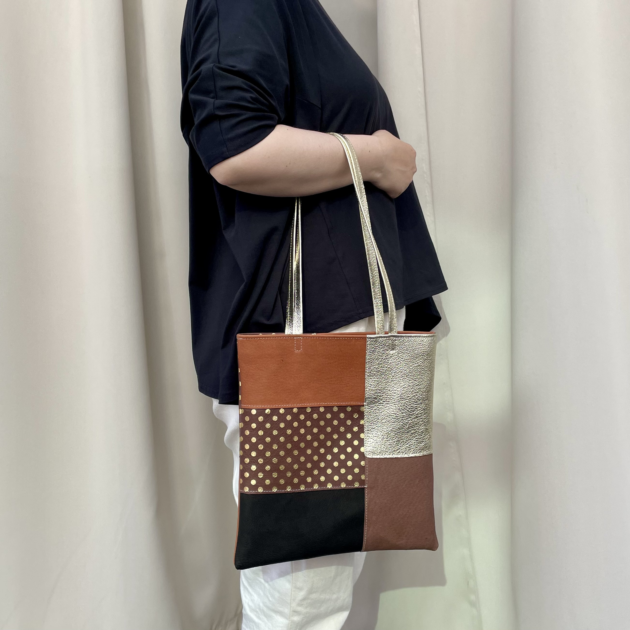 【新作】ピッグスキンのフラットバッグ　みずたまチョコレート