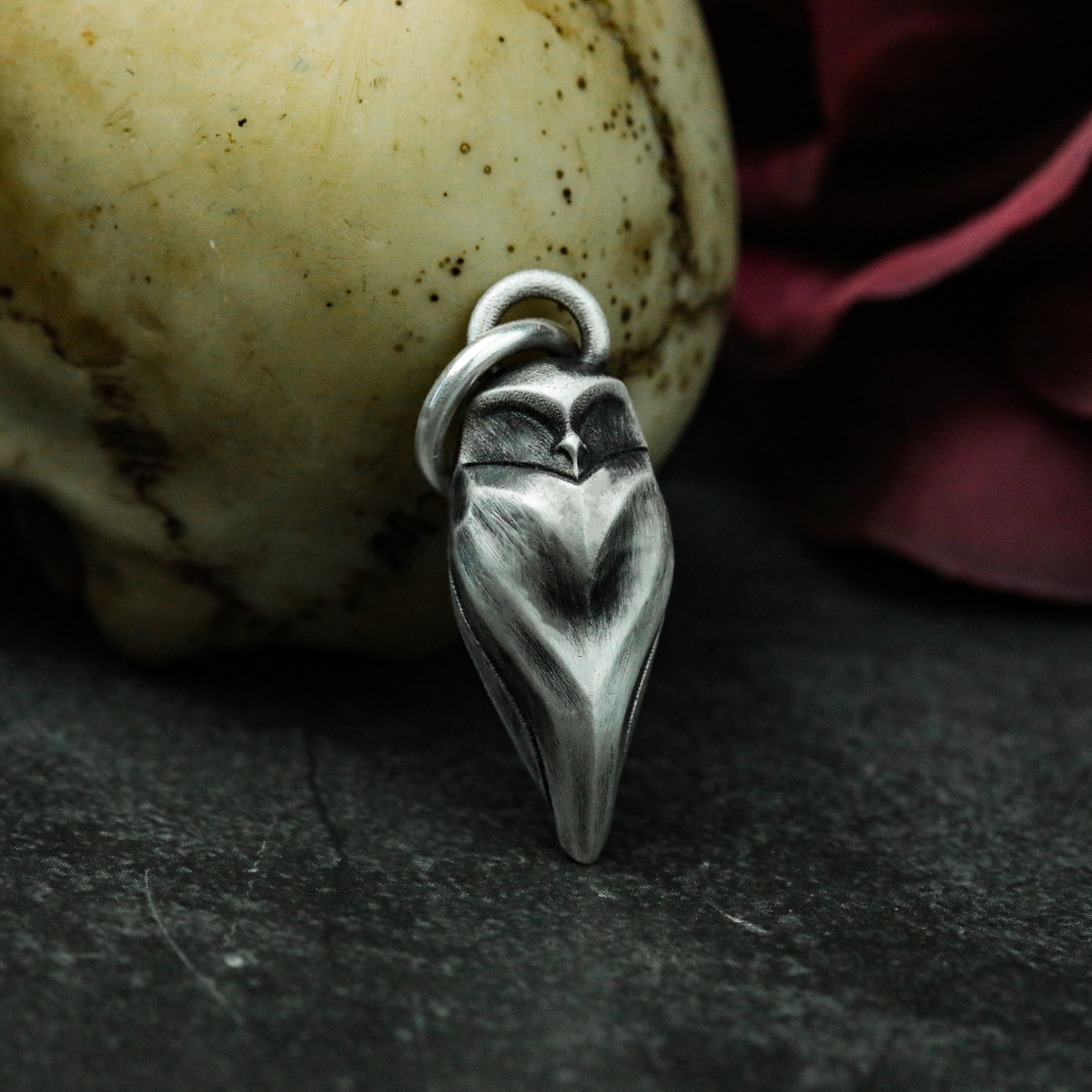 落ち着いたフクロウのシルバーペンダント、とまったフクロウのネックレス、ニッチシルバーペンダントハンドメイド