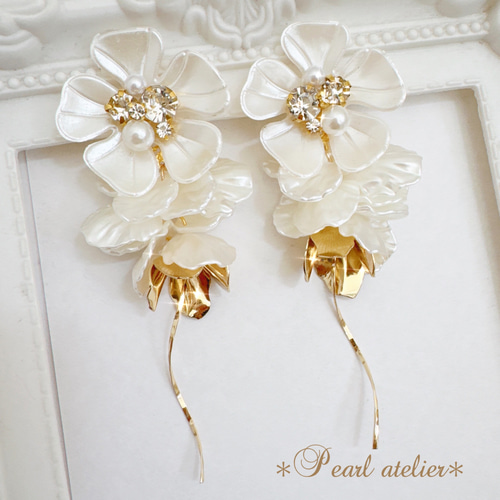 大ぶりパールホワイトフラワー✨ボリューム花びらピアス ピアス 