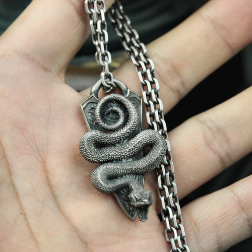 毒蛇トーテム925シルバーペンダントネックレス、毒ヘビ、ダーク  