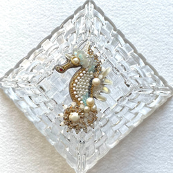 ビーズ刺繍のブローチ　-タツノオトシゴ　seahorse- 3枚目の画像
