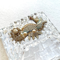 ビーズ刺繍のブローチ　-タツノオトシゴ　seahorse- 4枚目の画像