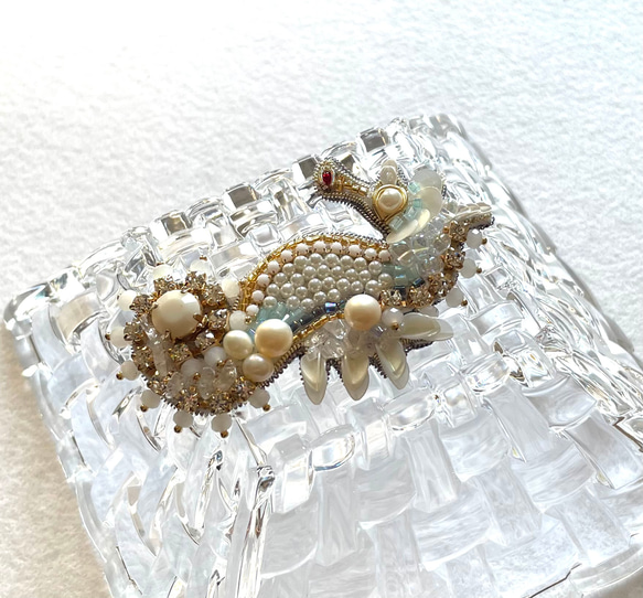 ビーズ刺繍のブローチ　-タツノオトシゴ　seahorse- 4枚目の画像
