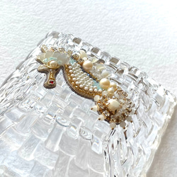 ビーズ刺繍のブローチ　-タツノオトシゴ　seahorse- 5枚目の画像
