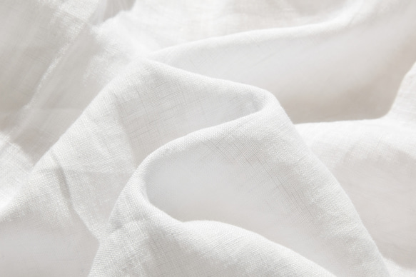 採用優質亞麻布料製成的襯衫，具有自然紋理 四分之三袖襯衫 白色 240503-1 第13張的照片