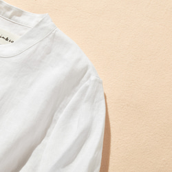 採用優質亞麻布料製成的襯衫，具有自然紋理 四分之三袖襯衫 白色 240503-1 第3張的照片