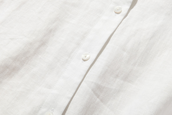 採用優質亞麻布料製成的襯衫，具有自然紋理 四分之三袖襯衫 白色 240503-1 第4張的照片