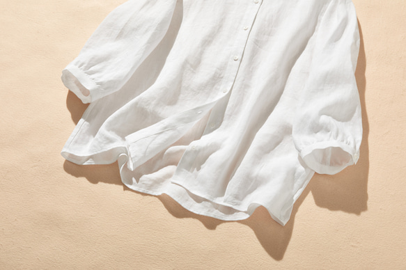 採用優質亞麻布料製成的襯衫，具有自然紋理 四分之三袖襯衫 白色 240503-1 第5張的照片