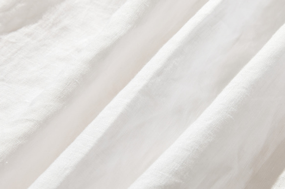 採用優質亞麻布料製成的襯衫，具有自然紋理 四分之三袖襯衫 白色 240503-1 第12張的照片
