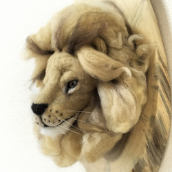 羊毛フェルトの壁掛けのライオン 2枚目の画像