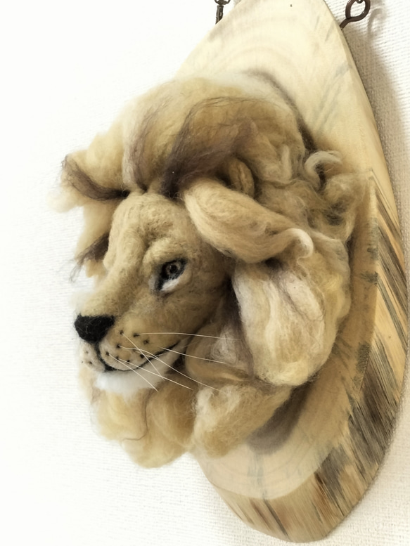 羊毛フェルトの壁掛けのライオン 2枚目の画像
