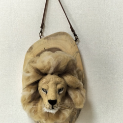 羊毛フェルトの壁掛けのライオン 1枚目の画像