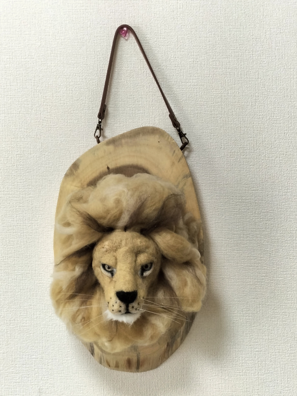 羊毛フェルトの壁掛けのライオン 1枚目の画像