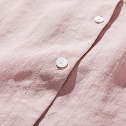 採用優質亞麻布料製成的襯衫，具有自然紋理 四分之三袖襯衫 淺粉色 240503-4 第5張的照片