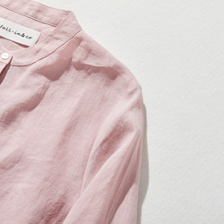 採用優質亞麻布料製成的襯衫，具有自然紋理 四分之三袖襯衫 淺粉色 240503-4 第3張的照片