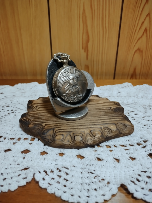 　懐中時計スタンド　ハートの懐中時計スタンドブラック仕様 3枚目の画像