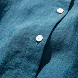 採用優質亞麻布料製成的襯衫，具有天然紋理 四分之三袖襯衫 孔雀藍 240503-5 第4張的照片