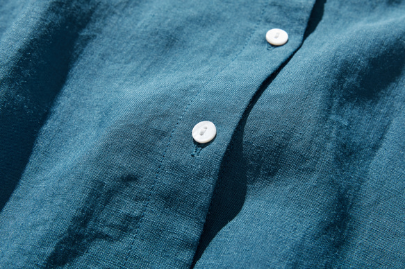ナチュラルな風合いを持つ、上質な麻生地で仕立てたブラウス　七分袖ブラウス　孔雀青　240503-5 4枚目の画像