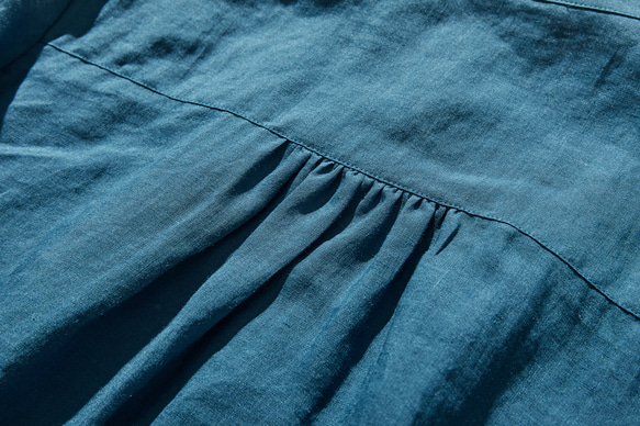 ナチュラルな風合いを持つ、上質な麻生地で仕立てたブラウス　七分袖ブラウス　孔雀青　240503-5 10枚目の画像