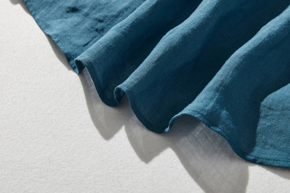 採用優質亞麻布料製成的襯衫，具有天然紋理 四分之三袖襯衫 孔雀藍 240503-5 第11張的照片