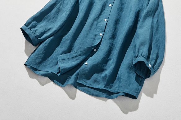 採用優質亞麻布料製成的襯衫，具有天然紋理 四分之三袖襯衫 孔雀藍 240503-5 第5張的照片