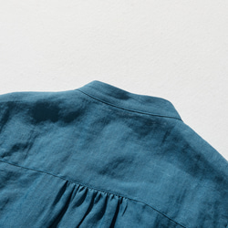 ナチュラルな風合いを持つ、上質な麻生地で仕立てたブラウス　七分袖ブラウス　孔雀青　240503-5 9枚目の画像
